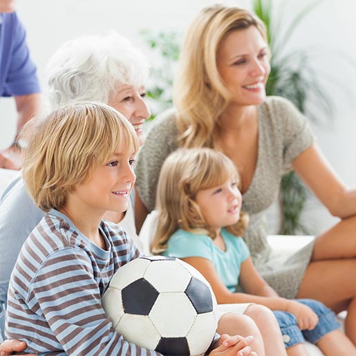 Fußball spielen: Familie schaut zusammen Fußball im Fernsehen